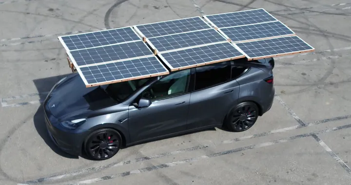 Tesla Model Y, un proprietario realizza uno speciale tetto con pannelli solari