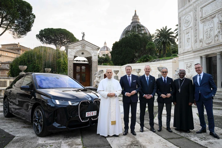 Una BMW iX60 per Papa Leone XIV, un nuovo SUV elettrico nel garage del Vaticano