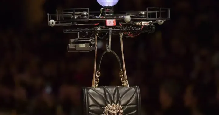 Alla Milano Fashion Week i droni sostituiscono le modelle