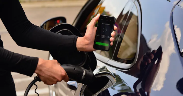Porsche, un'app per ricaricare ibride ed elettriche