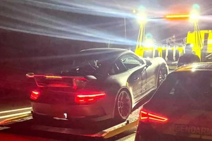 A 312 km/h su un'autostrada francese: rischia il carcere, ma un cavillo gioca a suo favore