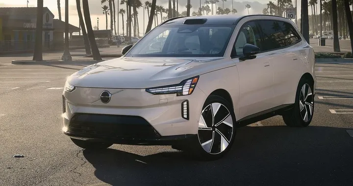 Volvo EX90, in arrivo l'architettura a 800 V: ricarica più rapida e migliore efficienza