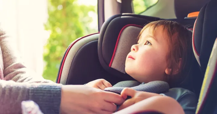 Sicurezza dei bambini in auto, il dato è preoccupante: il 32% dei genitori sbaglia a usare il seggiolino