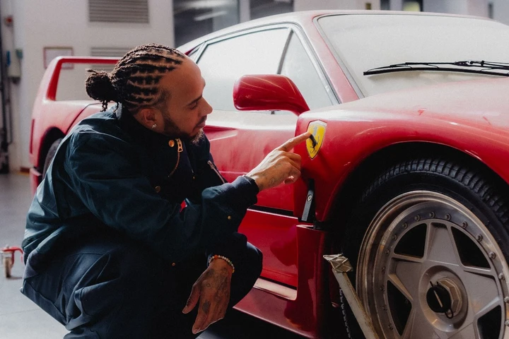 Lewis Hamilton fa rinascere una iconica Ferrari ferma da oltre 30 anni in un garage