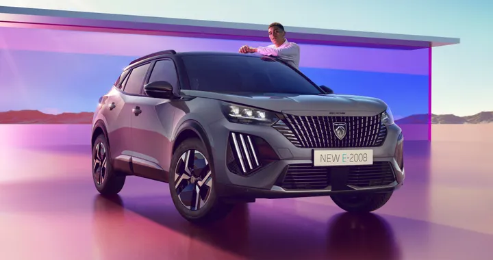 Peugeot e-2008, il SUV elettrico da 21.500 euro con incentivi auto 2025