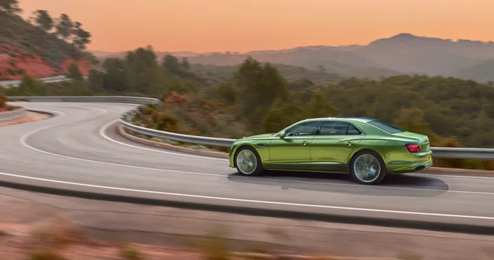 Nuova Bentley Flying Spur, arriva l'ibrido Plug-in da 782 CV