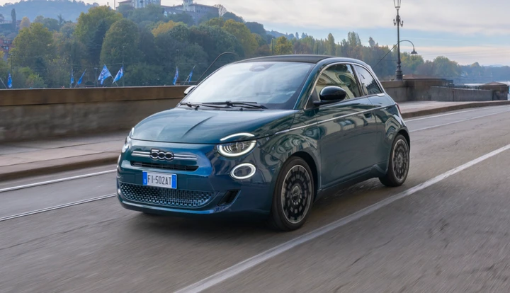 Nuova FIAT 500 Hybrid, tutte le versioni della citycar ibrida: prezzi e offerta lancio
