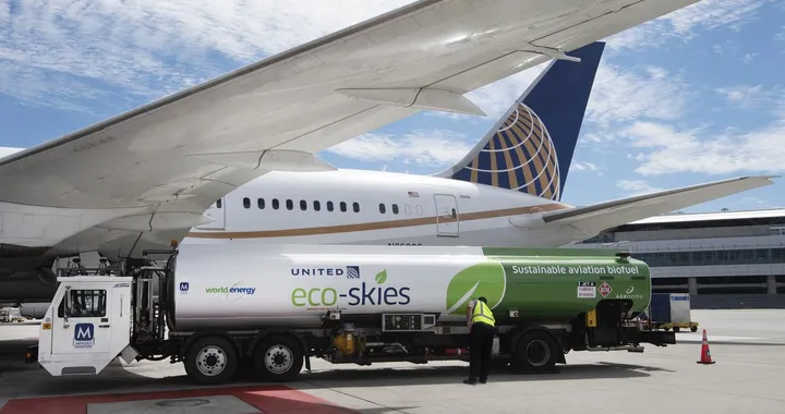 Aviazione, la vera svolta green è un carburante fatto con gli avanzi di cibo
