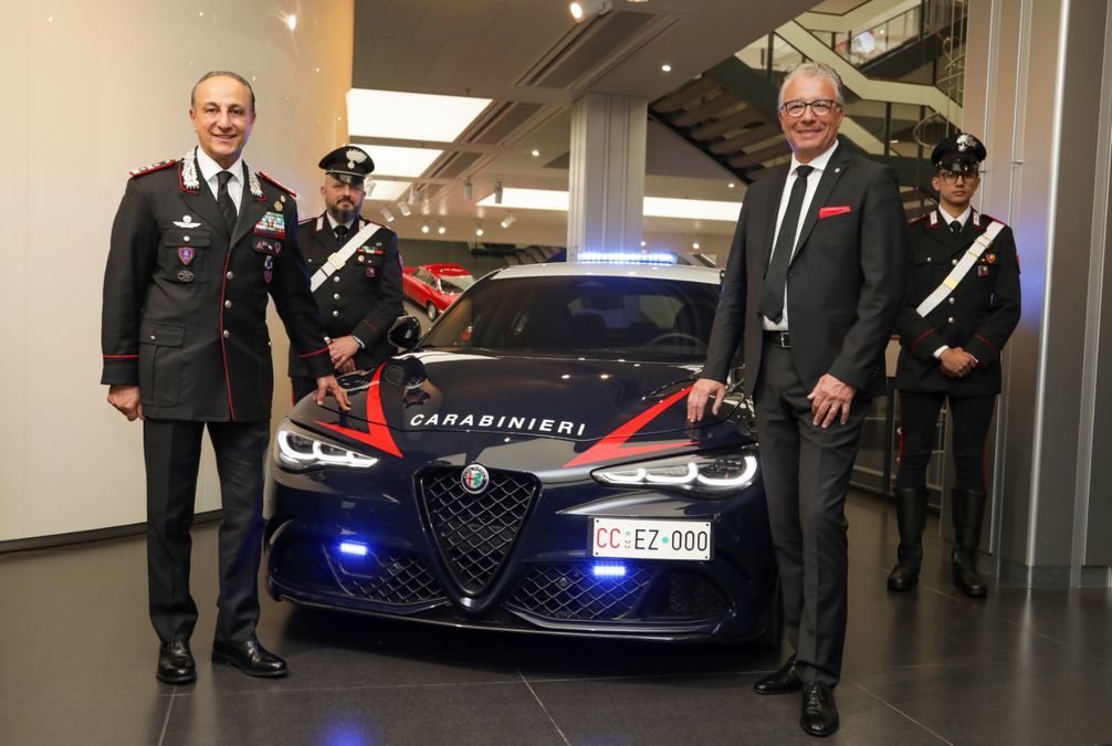 Anteprima: Carabinieri e Alfa Romeo, 75 anni insieme con un libro e un logo celebrativo