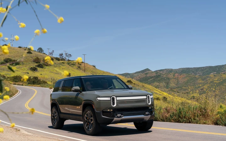 Rivian svela i piani per un suo chip per laguida autonoma