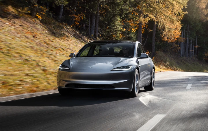 Tesla taglia il prezzo della Model 3 Long Range RWD: adesso è compatibile con gli incentivi