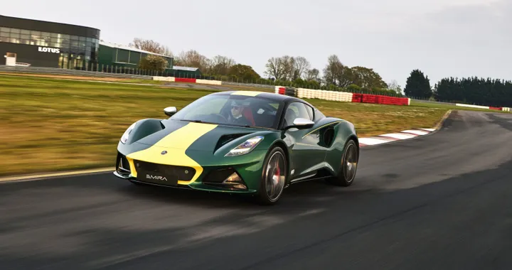La Lotus Emira Clark Edition celebra il leggendario pilota scozzese