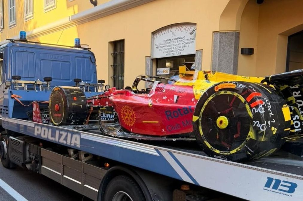 Una monoposto realizzata da ragazzi autistici viene trasferita a Monza su un carro attrezzi per l'evento F1