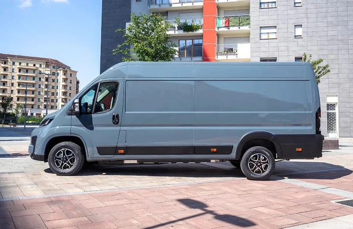 Furgoni e camion fermi con il motore acceso: Milano maglia nera in Europa