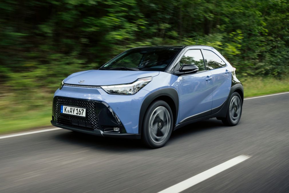 Nuova Toyota Aygo X 2025, con il restyling diventa ibrida: pronta a sfidare le city car