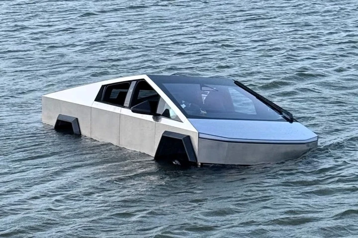 Affonda col Tesla Cybertruck in un lago: il test finisce malissimo