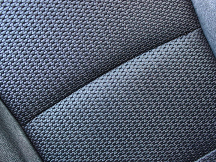 Sedili dell’auto strappati o rovinati? Ecco il kit in offerta per ripararli