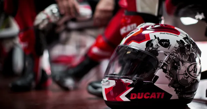 Ducati rottama il vecchio casco, Garmin il vecchio navigatore