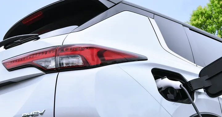 Mitsubishi, primi teaser della nuova Outlander ibrida Plug-in