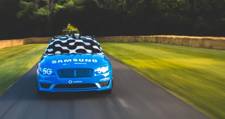 Samsung e Vodafone: guida e drifting da remoto grazie al 5G