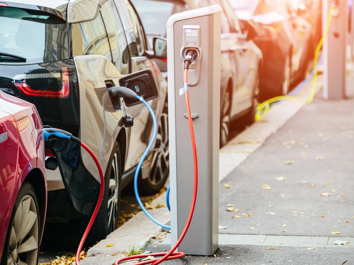 Colonnine elettriche in Italia, per Altroconsumo non sono adatte a tutti