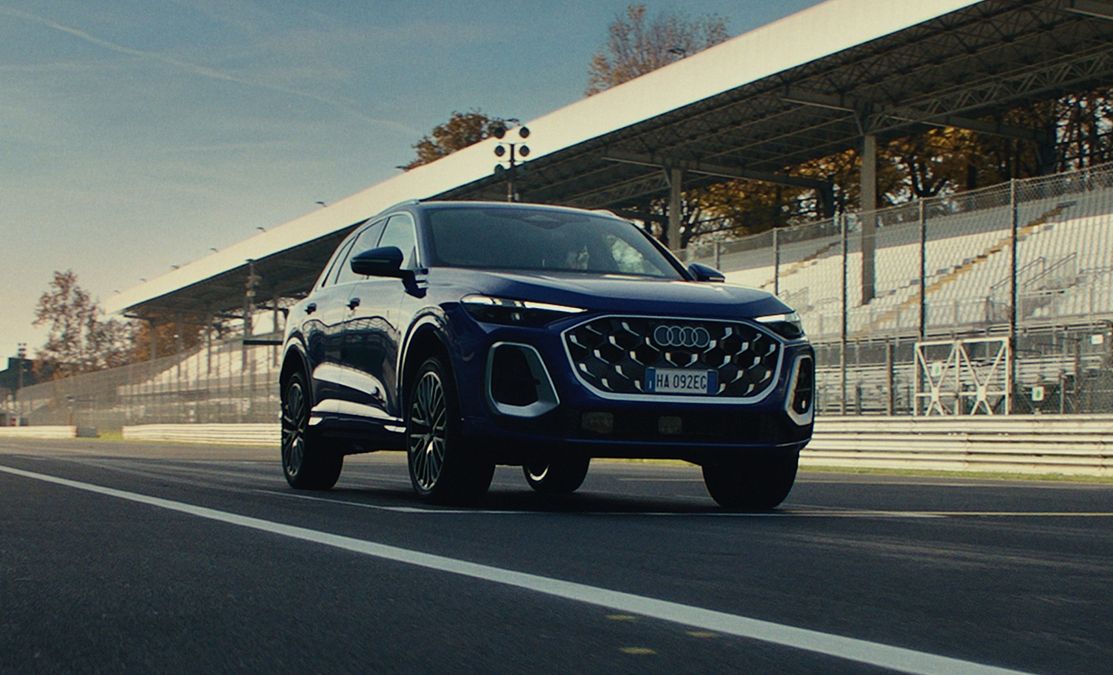 Audi Q5 Domina Monza: Il SUV Esplora Pista e Fuoristrada