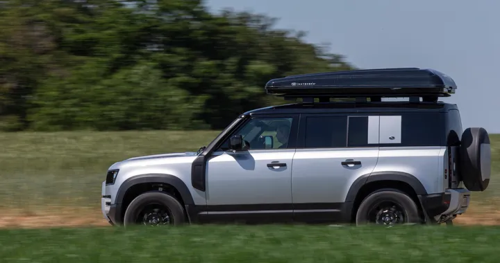 Land Rover Defender: per il campeggio arriva la tenda sul tetto