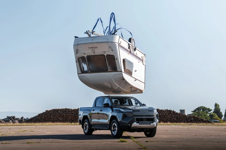 Toyota lancia una roulotte da 9 metri sulla nuova Hilux: omaggio a Top Gear