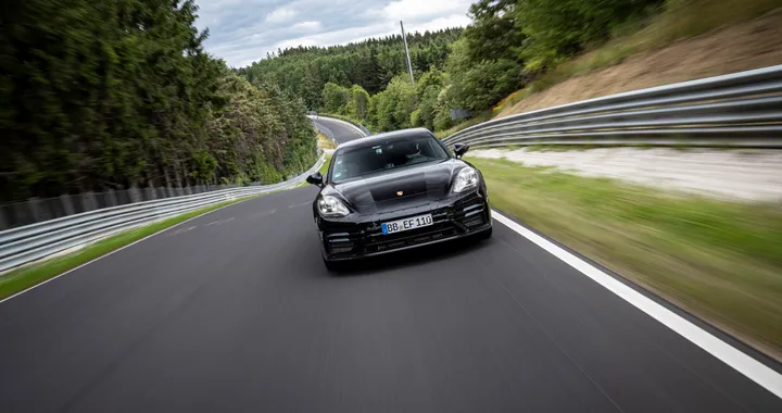 Nuova Porsche Panamera: giro record al Nurburgring