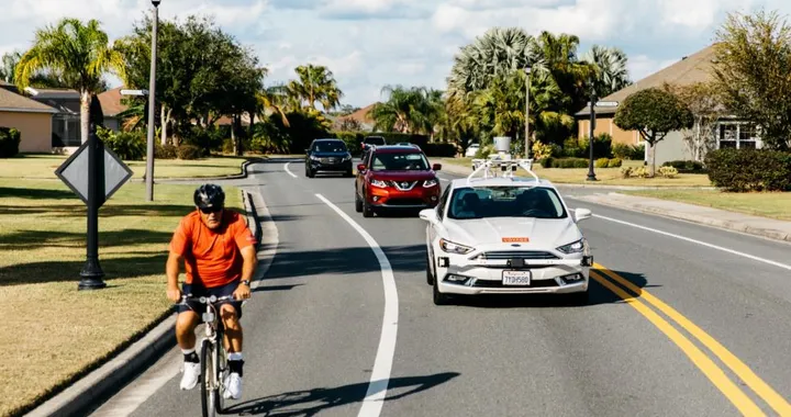 Voyage porta i taxi autonomi in una comunità di pensionati