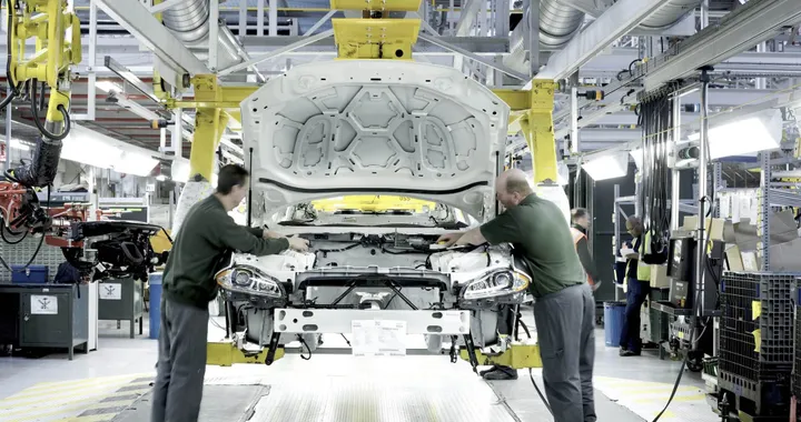 Jaguar Land Rover paralizzata: produzione ferma e 40.000 auto “sparite”. Che sta succedendo?
