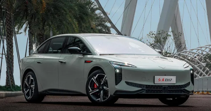 FAW Hongqi lancia la berlina elettrica EH7, rivale della Xiaomi SU7
