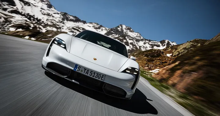 Porsche non considera Tesla una rivale per la sua Taycan