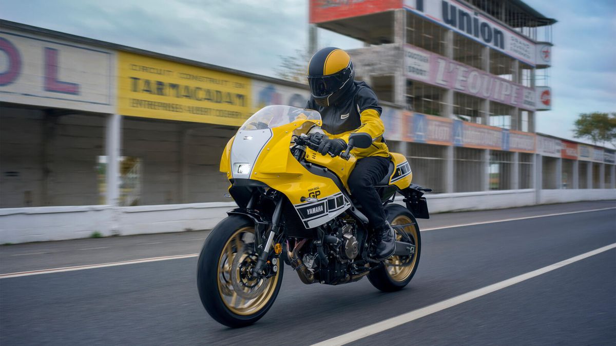 Svelata la nuova Yamaha XSR900 GP 2026: omaggio a "King— Kenny Roberts