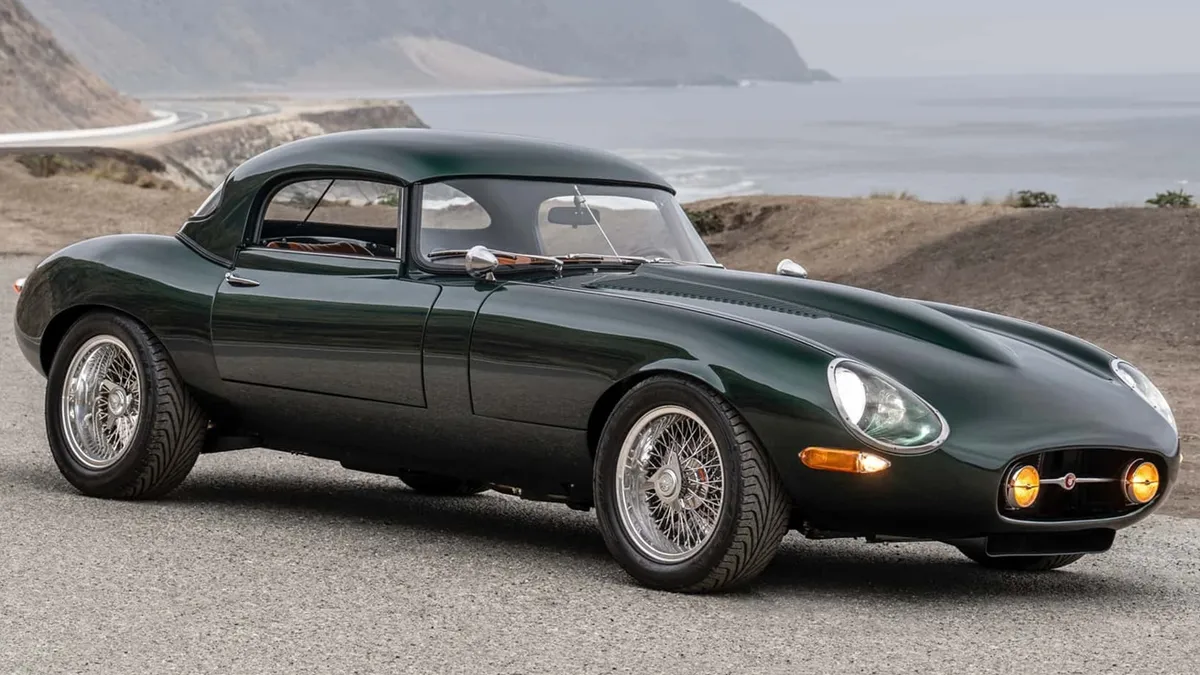 Il nuovo restomod della Jaguar E-Type monta un V12 da 400 CV