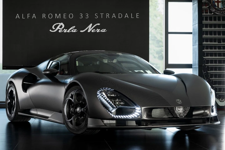Alfa Romeo svela la 33 Stradale Perla Nera, opera d’arte dark senza eguali