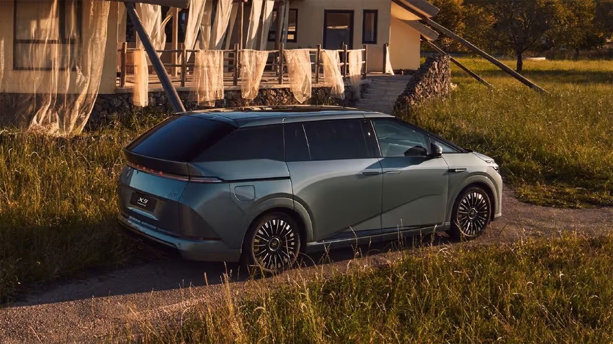 Nuova Xpeng X9 EREV, monovolume Super Range Extender con autonomia di 1.600 km