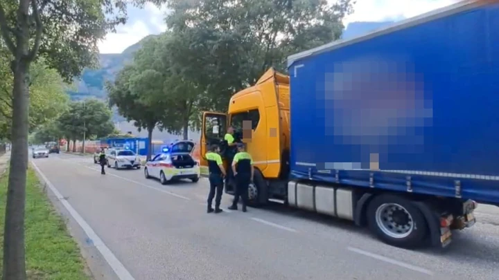 Trento, camionista sfugge al posto di blocco: «Non riconosco lo Stato italiano»