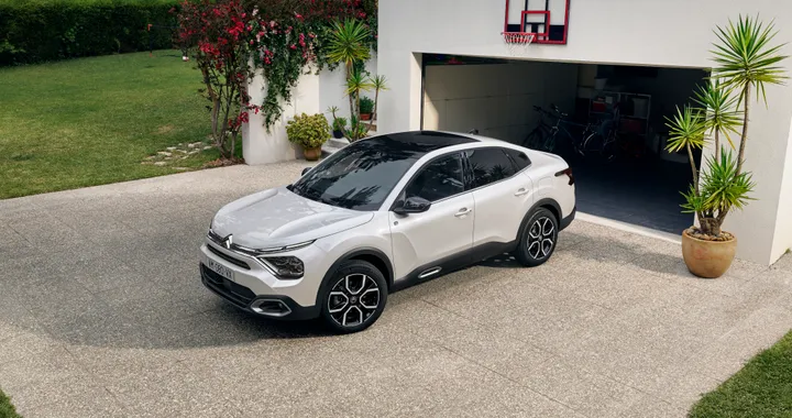 Citroen C4 X ed e-C4 X Elettrica, ordini al via in Italia. Prezzi da 25.300 euro