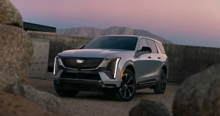 Cadillac Escalade IQL 2026: il lussuoso SUV elettrico aumenta di dimensioni