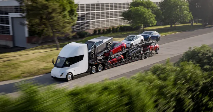 Tesla si prepara a iniziare a vendere il camion elettrico Tesla Semi in Europa