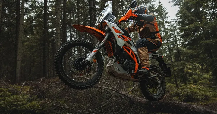 KTM 390 Adventure 2025: prezzi, novità e caratteristiche della nuova generazione