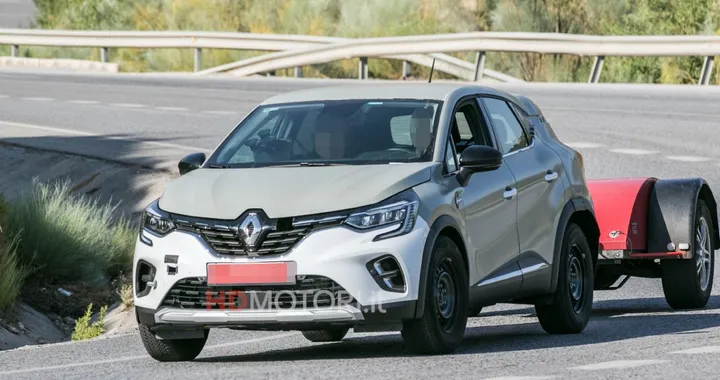 Renault Captur, foto spia della futura versione Coupé