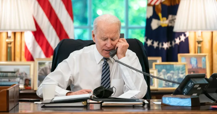 Biden mette al bando i veicoli con tecnologie cinesi e russe: è ufficiale