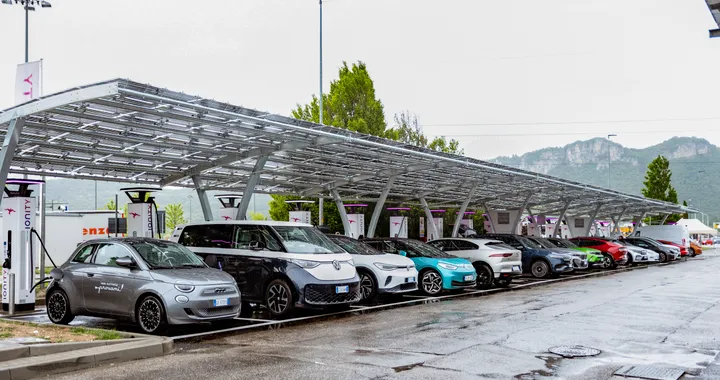 IONITY, inaugurata ad Affi la stazione più grande d'Europa. Ha il tetto fotovoltaico