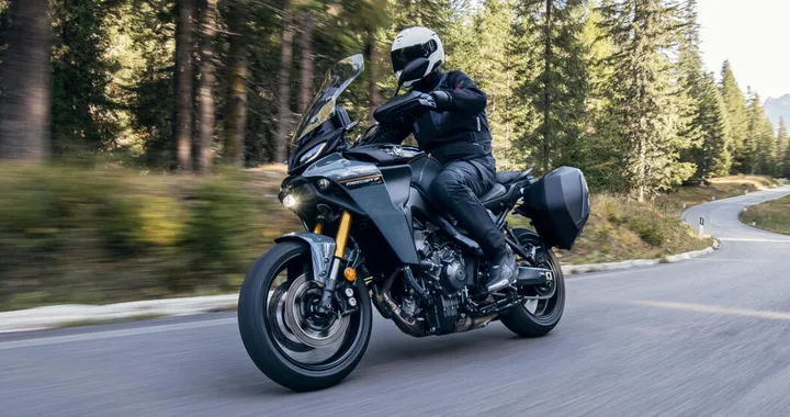 Yamaha Tracer 9 GT+ 2023, tanta tecnologia e cruise control adattivo di serie