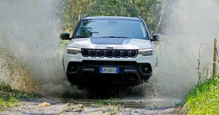 Jeep Renegade e Compass MY24 puntano sull'ibrido
