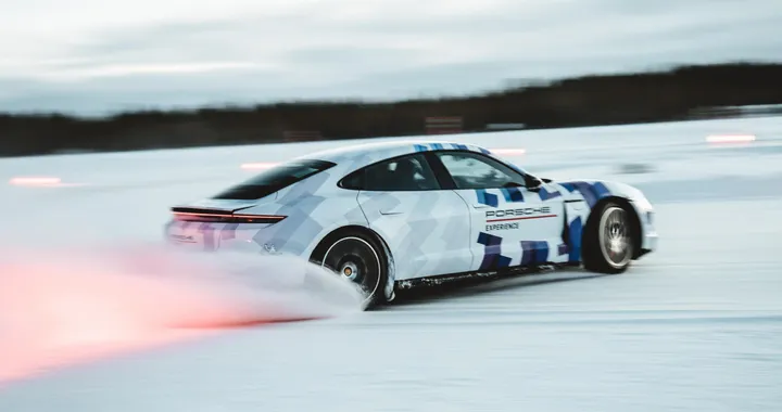 Di traverso per 17 km sul ghiaccio: il nuovo record della Porsche Taycan