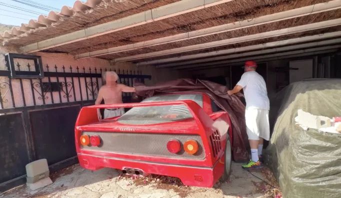YouTuber trova due Ferrari F40 su Google Maps, ma si trova di fronte a riproduzioni fai-da-te