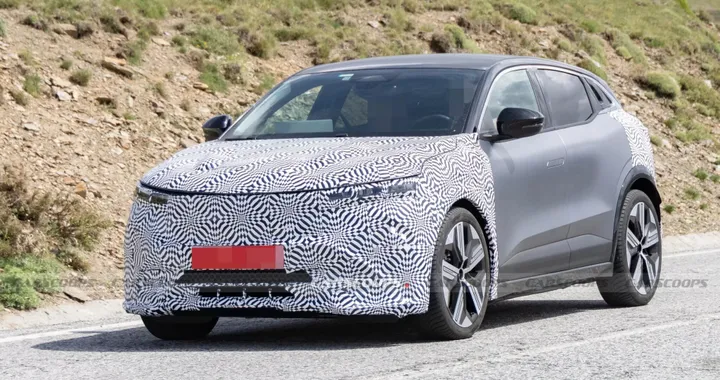 Renault Megane E-Tech, è tempo di restyling. Tante novità in arrivo
